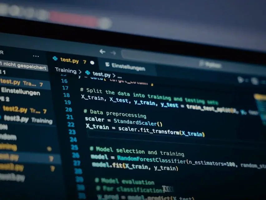 Editor de código com um script Python aberto num notebook